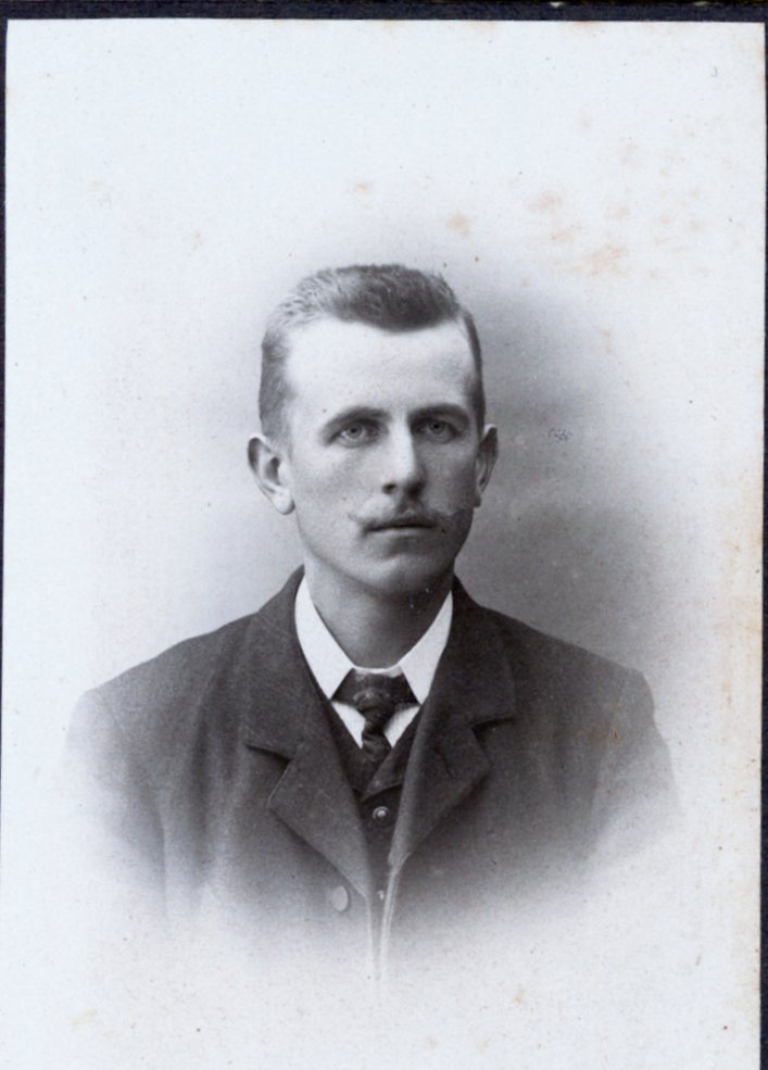 1907 är Herman 26 år