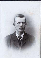 1907 är Herman 26 år