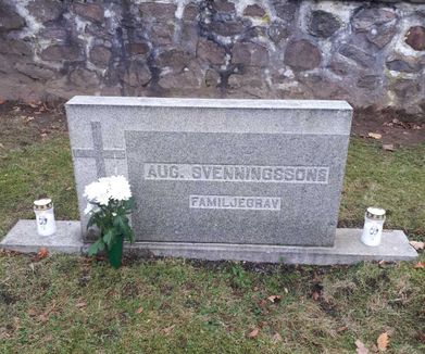 Till allhelgona  2021. August och Annie Svenningsson grav vid muren.