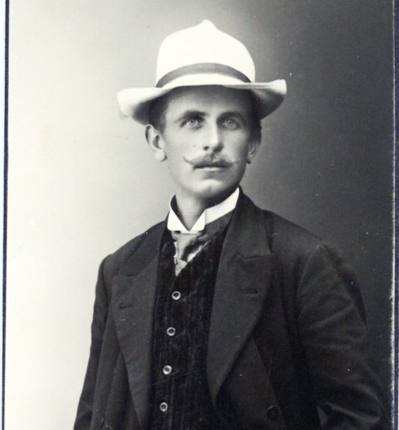 1911 är Herman 30 år